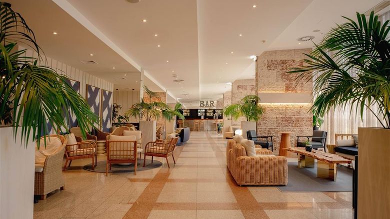 <b>TRYP Lisboa Caparica Mar Hotel Lobby</b>. Images powered by <a href="https://iceportal.shijigroup.com/" title="IcePortal" target="_blank">IcePortal</a>.