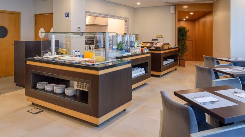 <b>Tryp Porto Centro Restaurant</b>. Images powered by <a href="https://iceportal.shijigroup.com/" title="IcePortal" target="_blank">IcePortal</a>.