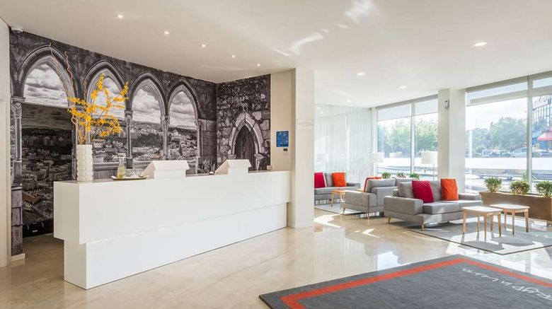 <b>Tryp Leiria Lobby</b>. Images powered by <a href="https://iceportal.shijigroup.com/" title="IcePortal" target="_blank">IcePortal</a>.