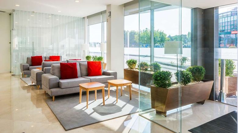 <b>Tryp Leiria Lobby</b>. Images powered by <a href="https://iceportal.shijigroup.com/" title="IcePortal" target="_blank">IcePortal</a>.