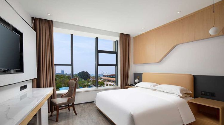 Microtel by Wyndham Miluo Downtown Hotel Room