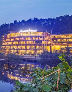 Howard Johnson Lake Serenity Hotel