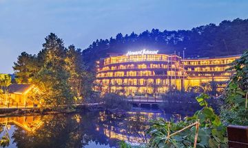 Howard Johnson Lake Serenity Hotel