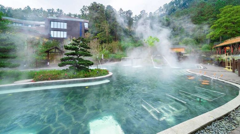 <b>Howard Johnson Lake Serenity Hotel Pool</b>. Images powered by <a href="https://iceportal.shijigroup.com/" title="IcePortal" target="_blank">IcePortal</a>.