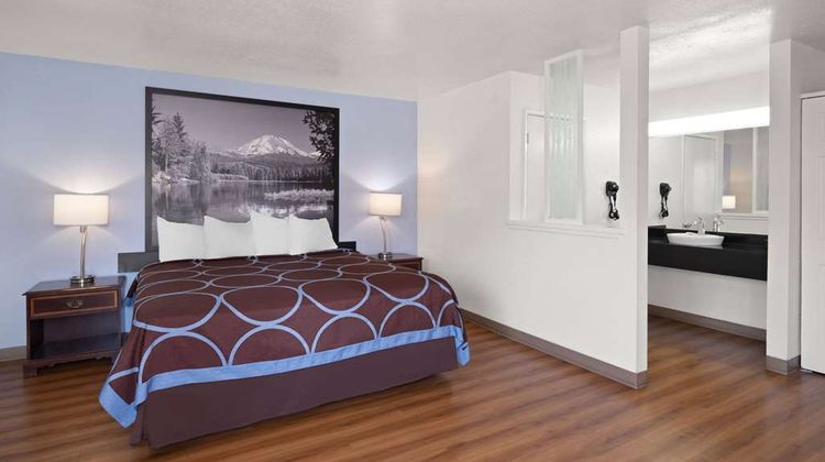 Super 8 by Wyndham Dunnigan Room