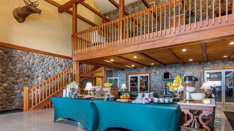 <b>Mountain Edge Resort & Spa Restaurant</b>. Images powered by <a href="https://iceportal.shijigroup.com/" title="IcePortal" target="_blank">IcePortal</a>.