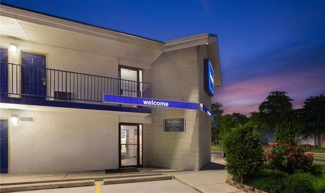 Travelodge by Wyndham Madison Heights Exterior