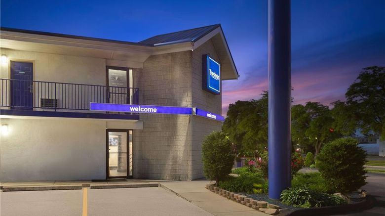 <b>Travelodge by Wyndham Madison Heights Exterior</b>. Images powered by <a href="https://iceportal.shijigroup.com/" title="IcePortal" target="_blank">IcePortal</a>.