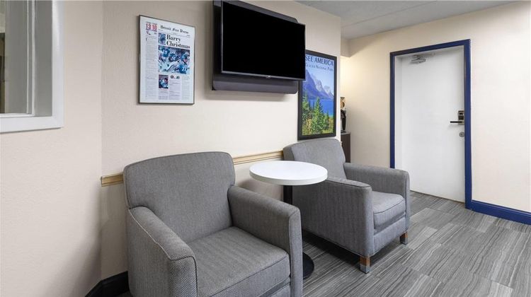 Travelodge by Wyndham Madison Heights Lobby
