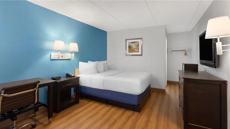 Travelodge by Wyndham Madison Heights Room