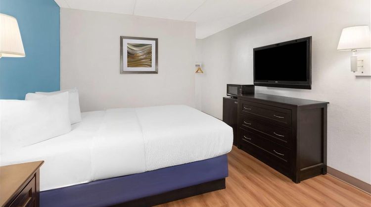 Travelodge by Wyndham Madison Heights Room