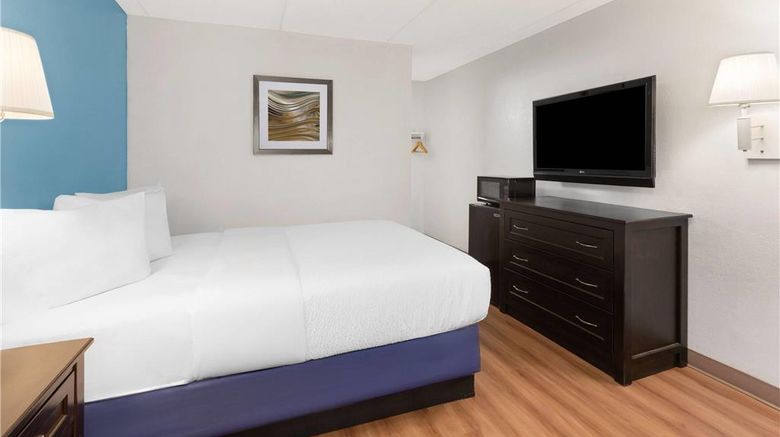 <b>Travelodge by Wyndham Madison Heights Room</b>. Images powered by <a href="https://iceportal.shijigroup.com/" title="IcePortal" target="_blank">IcePortal</a>.