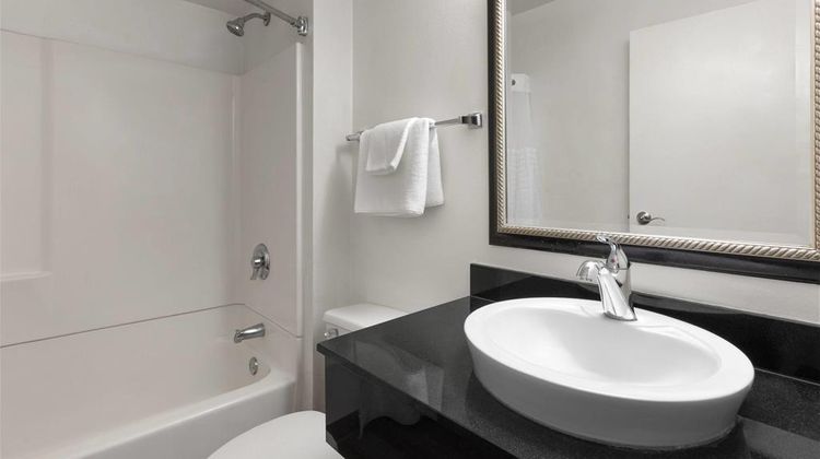 Travelodge by Wyndham Madison Heights Room