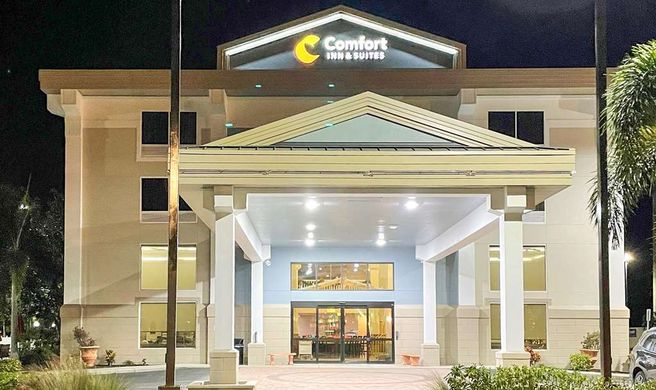 Comfort Inn & Suites Sarasota I75 Exterior