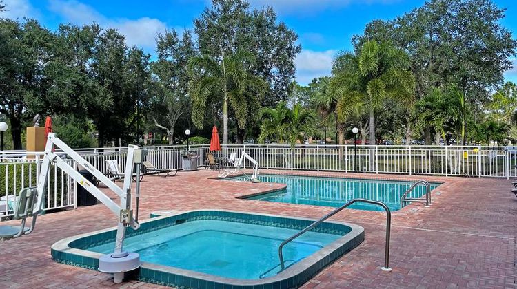 Comfort Inn & Suites Sarasota I75 Pool