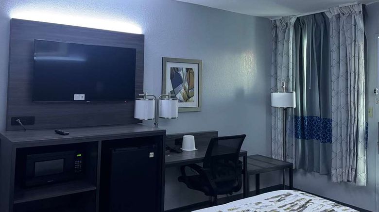 <b>Baymont by Wyndham Dayton North Room</b>. Images powered by <a href="https://iceportal.shijigroup.com/" title="IcePortal" target="_blank">IcePortal</a>.