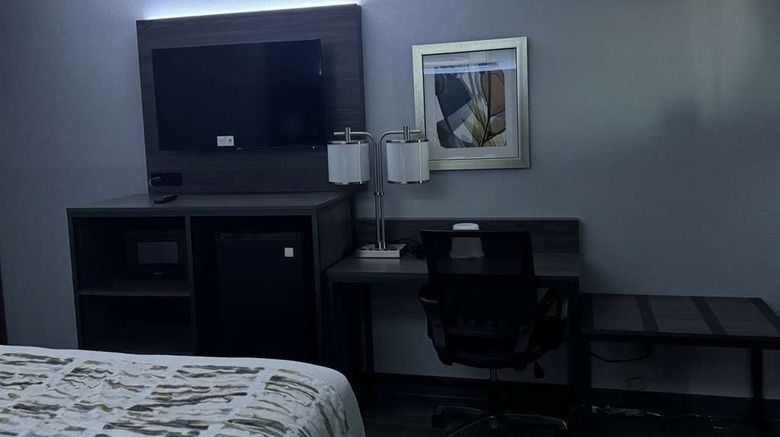 <b>Baymont by Wyndham Dayton North Room</b>. Images powered by <a href="https://iceportal.shijigroup.com/" title="IcePortal" target="_blank">IcePortal</a>.