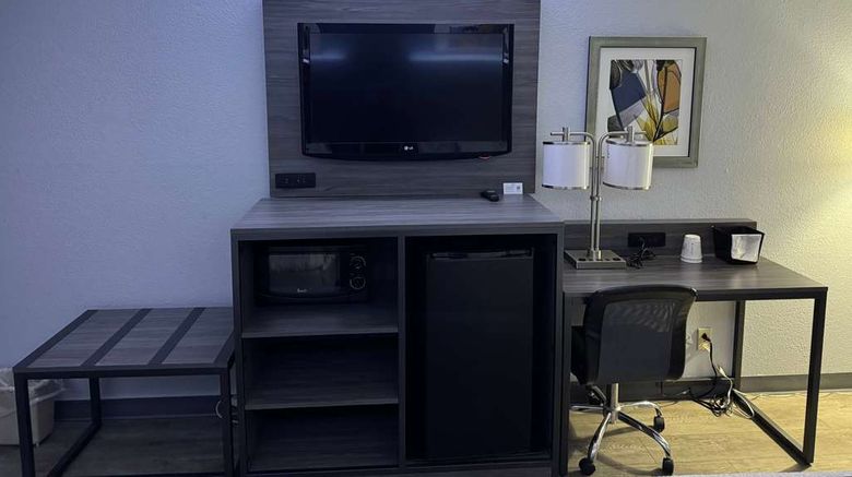 <b>Baymont by Wyndham Dayton North Room</b>. Images powered by <a href="https://iceportal.shijigroup.com/" title="IcePortal" target="_blank">IcePortal</a>.