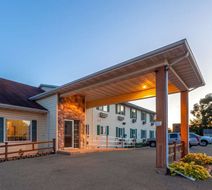 Super 8 by Wyndham Berlin WI Exterior