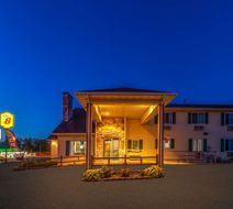 Super 8 by Wyndham Berlin WI Exterior