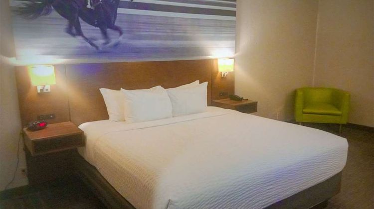 Clarion Pointe Room