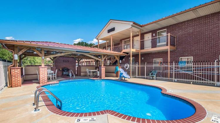 Econo Lodge Pool