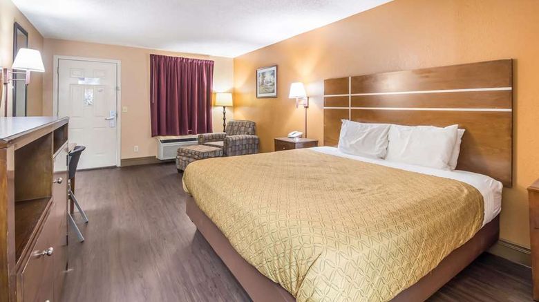 <b>Econo Lodge Room</b>. Images powered by <a href="https://iceportal.shijigroup.com/" title="IcePortal" target="_blank">IcePortal</a>.