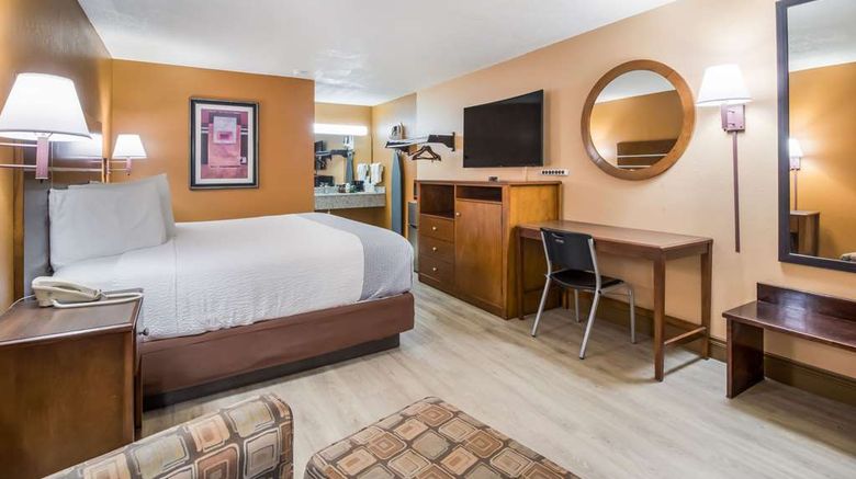 <b>Econo Lodge Room</b>. Images powered by <a href="https://iceportal.shijigroup.com/" title="IcePortal" target="_blank">IcePortal</a>.