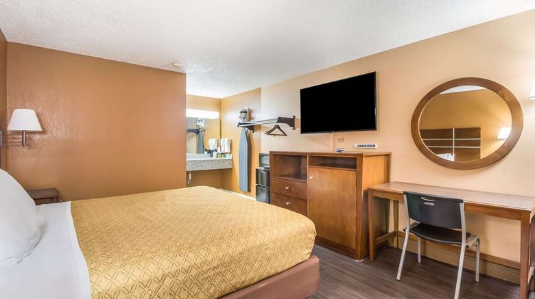 <b>Econo Lodge Room</b>. Images powered by <a href="https://iceportal.shijigroup.com/" title="IcePortal" target="_blank">IcePortal</a>.