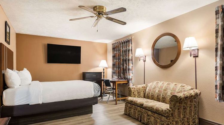 Econo Lodge Suite