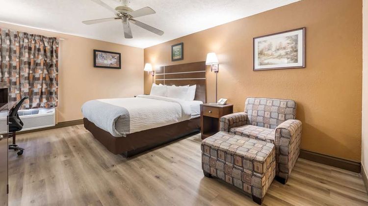 Econo Lodge Suite