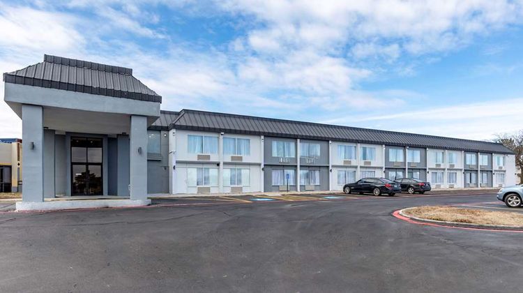 Quality Inn & Suites Exterior