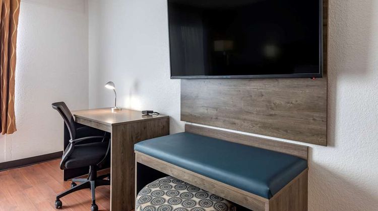 Quality Inn & Suites Room
