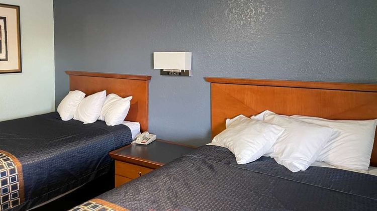 Days Inn by Wyndham Pratt Room