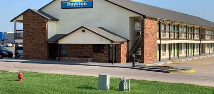 Days Inn by Wyndham Pratt Exterior