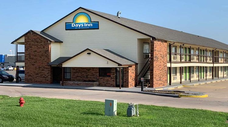 Days Inn by Wyndham Pratt Exterior