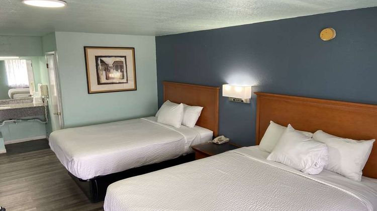Days Inn by Wyndham Pratt Room