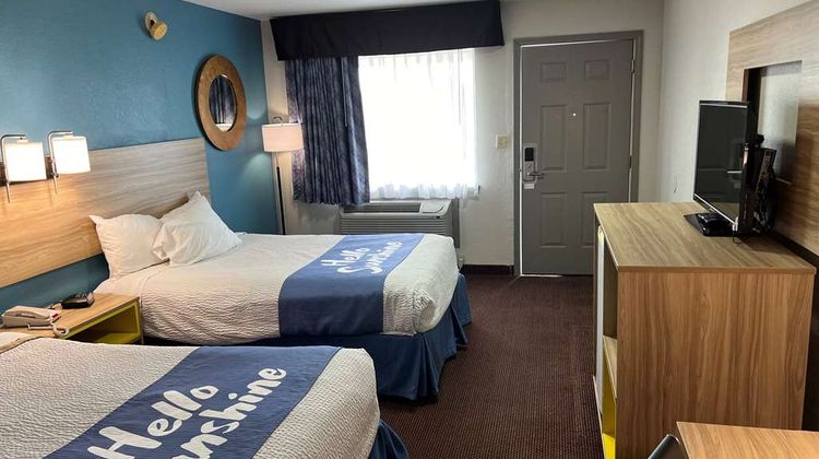 Days Inn by Wyndham Pratt Room