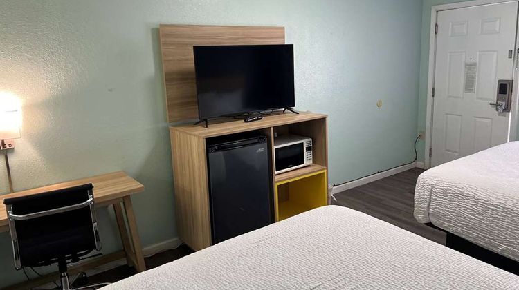 Days Inn by Wyndham Pratt Room