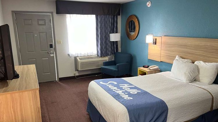 Days Inn by Wyndham Pratt Room