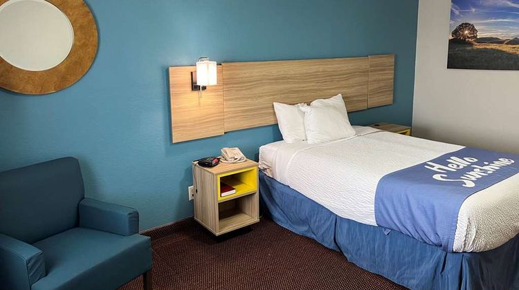 Days Inn by Wyndham Pratt Room