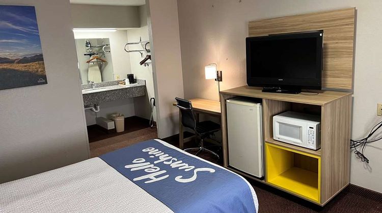 Days Inn by Wyndham Pratt Room