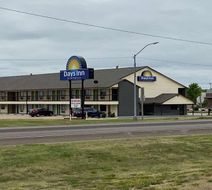 Days Inn by Wyndham Pratt Exterior