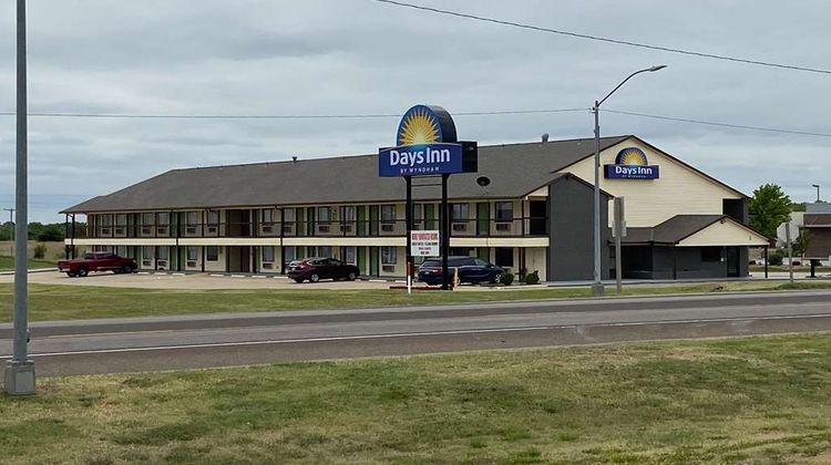 Days Inn by Wyndham Pratt Exterior