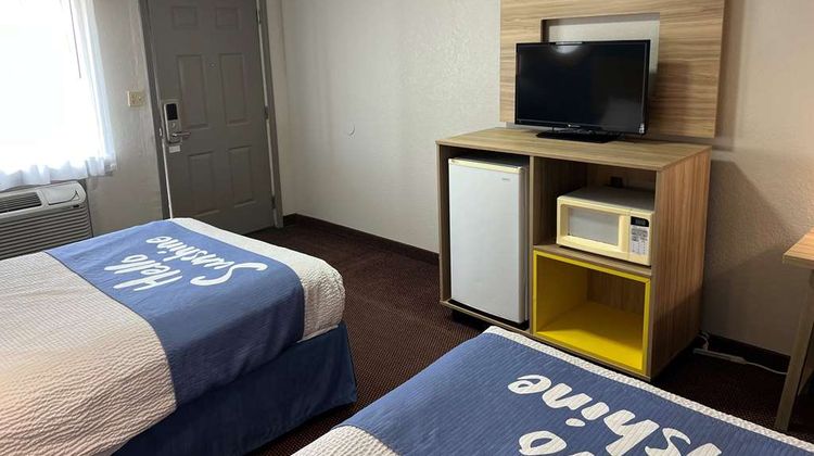 Days Inn by Wyndham Pratt Room