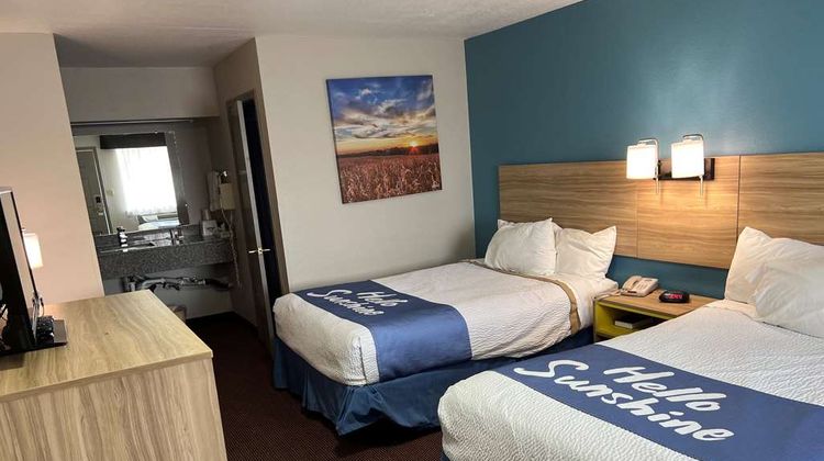 Days Inn by Wyndham Pratt Room