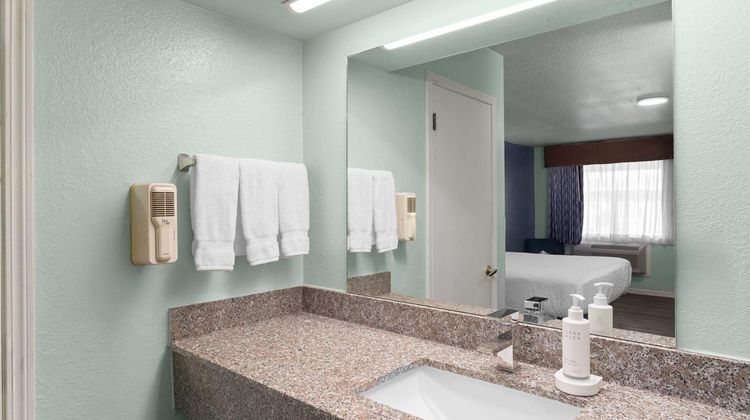 Days Inn by Wyndham Pratt Room
