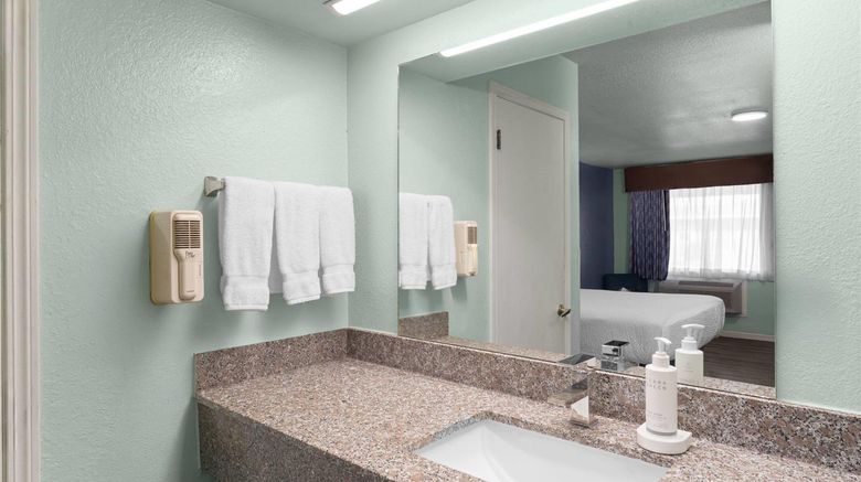 <b>Days Inn by Wyndham Pratt Room</b>. Images powered by <a href="https://iceportal.shijigroup.com/" title="IcePortal" target="_blank">IcePortal</a>.