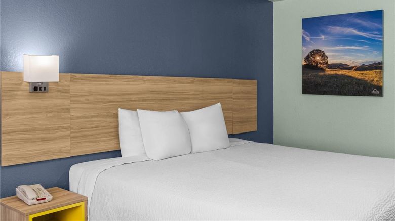 <b>Days Inn by Wyndham Pratt Room</b>. Images powered by <a href="https://iceportal.shijigroup.com/" title="IcePortal" target="_blank">IcePortal</a>.