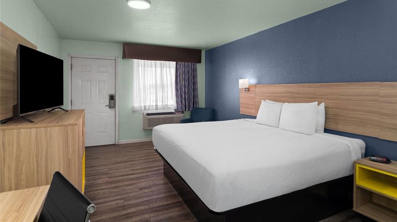 <b>Days Inn by Wyndham Pratt Room</b>. Images powered by <a href="https://iceportal.shijigroup.com/" title="IcePortal" target="_blank">IcePortal</a>.